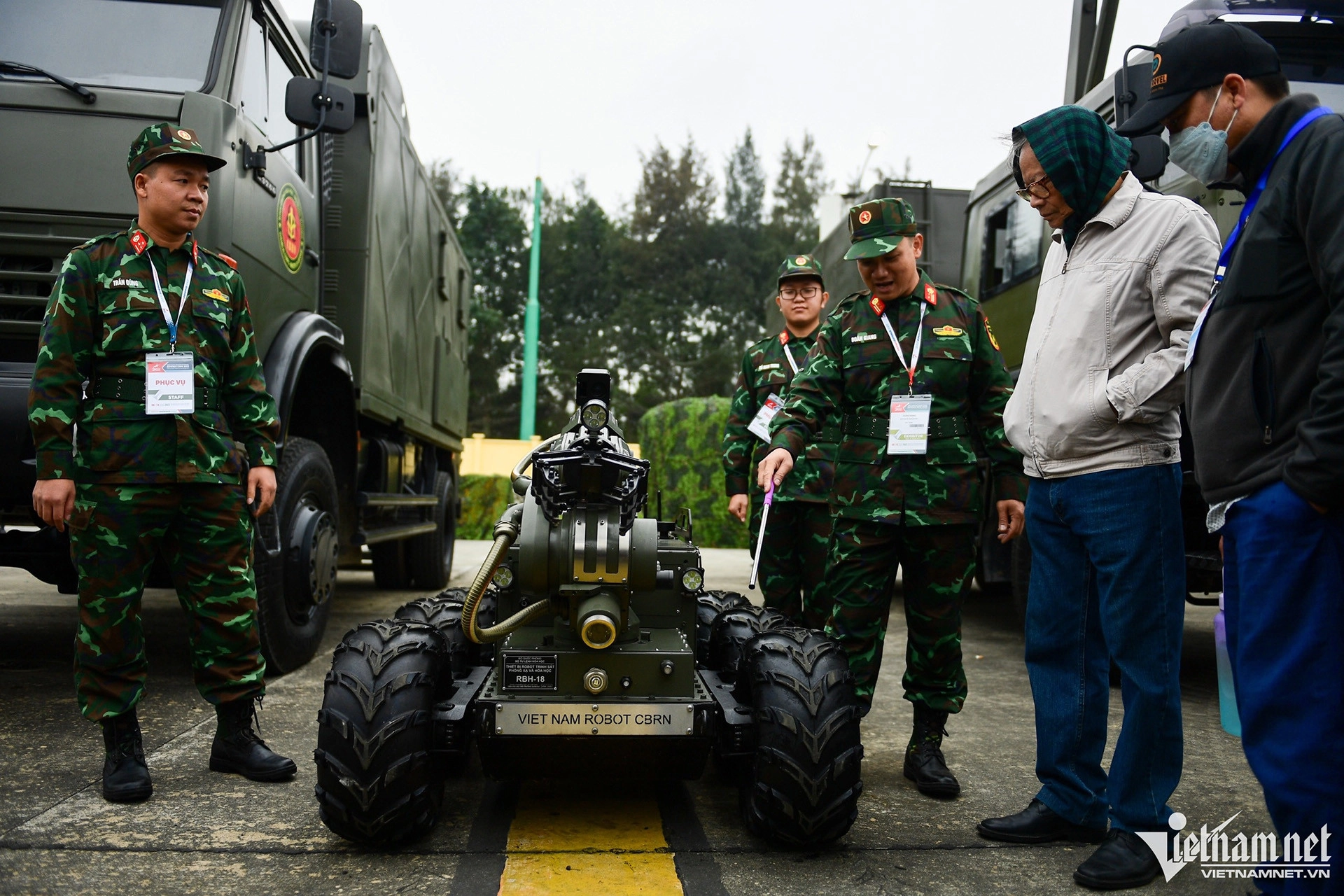 Robot trinh sát của Binh chủng Hóa học trong Triển lãm Quốc phòng quốc tế năm 2022. Ảnh: Anh Nguyễn