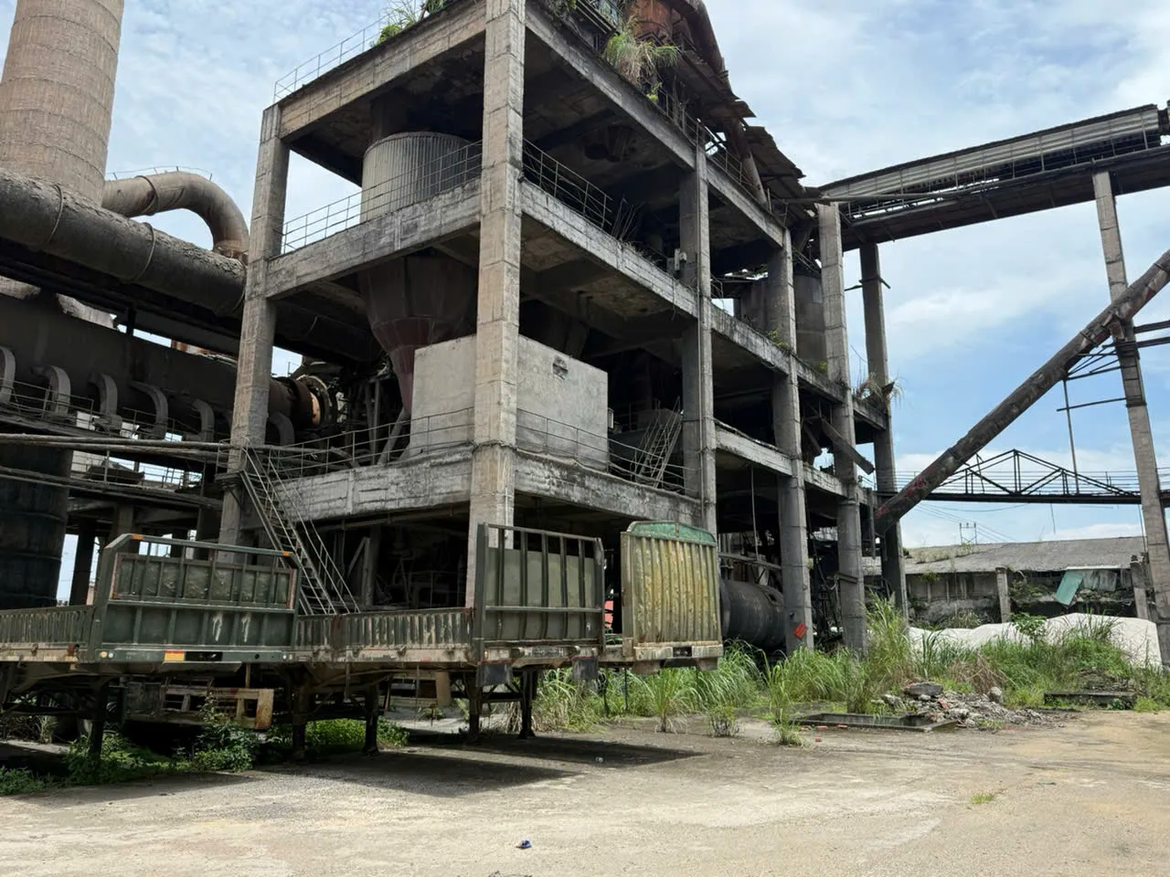  Một góc Nhà máy xi măng Hữu Nghị có chứa dây chuyền sản xuất klinker.