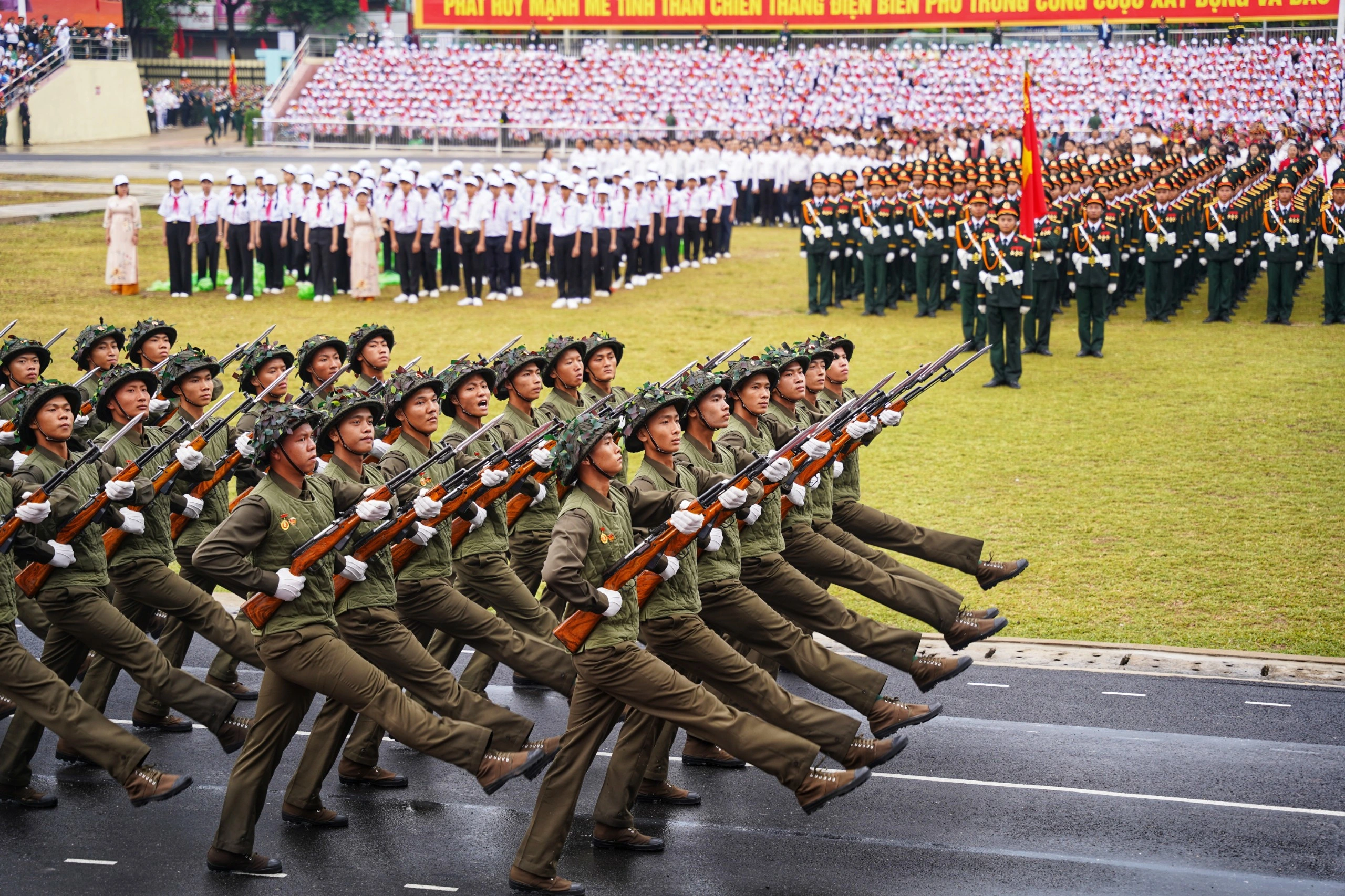 Các lực lượng diễu binh, diễu hành kỷ niệm 70 năm chiến thắng Điện Biên Phủ (Ảnh: Ngọc Tân).