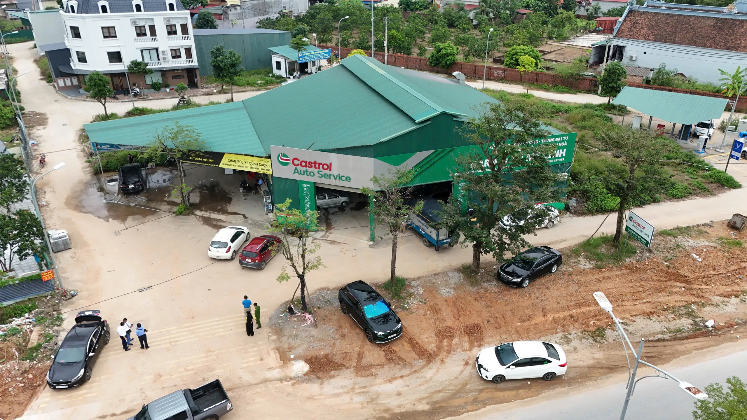 Đoàn kiểm tra tại một gara ôtô trên địa bàn xã Quang Minh.