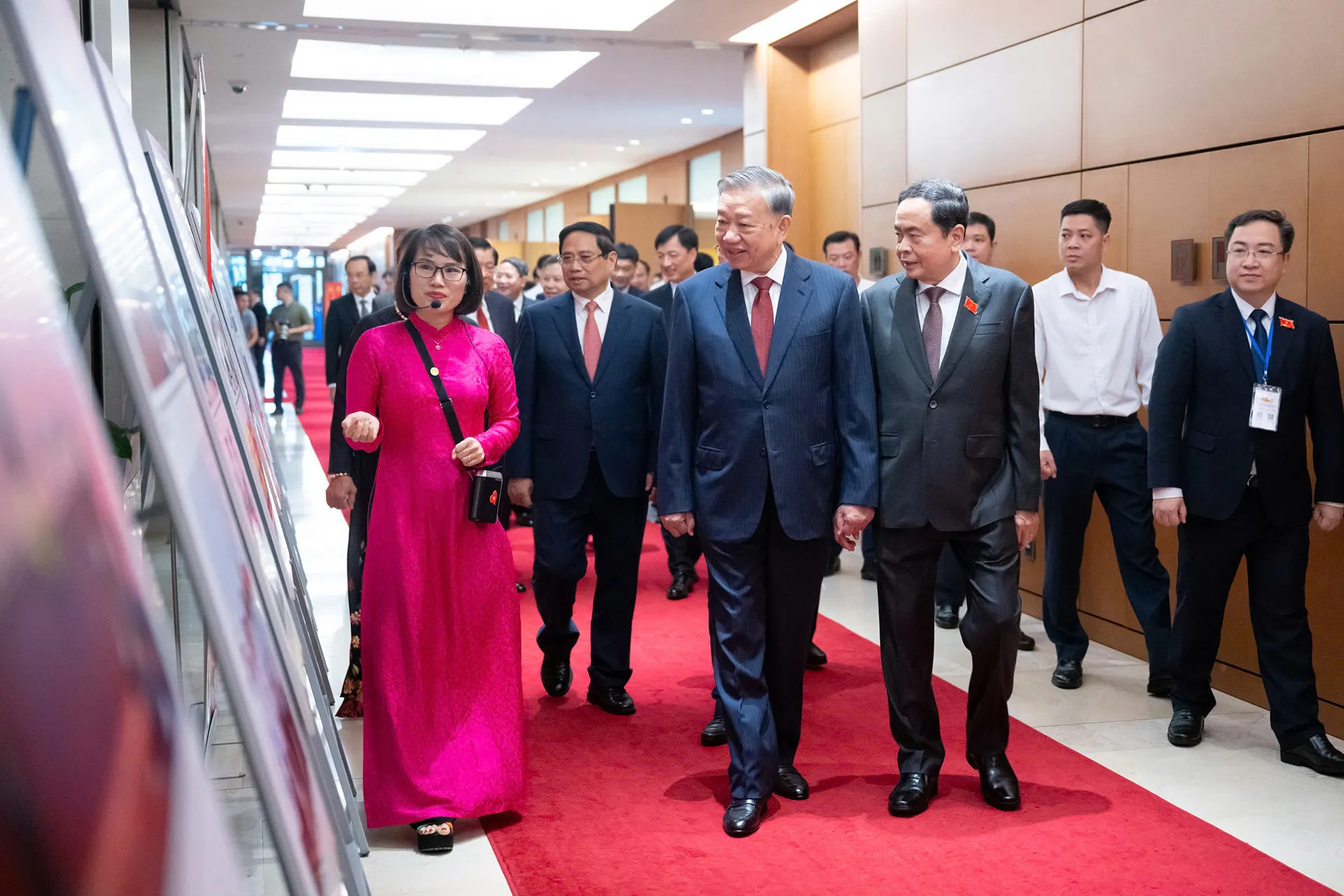 Trước khi dự Đại hội, Tổng Bí thư Tô Lâm cùng lãnh đạo, nguyên lãnh đạo Đảng, Nhà nước đã tham quan triển lãm “Đảng bộ Quốc hội: Đoàn kết - Dân chủ - Kỷ cương - Đột phá”. Ảnh: Quốc hội