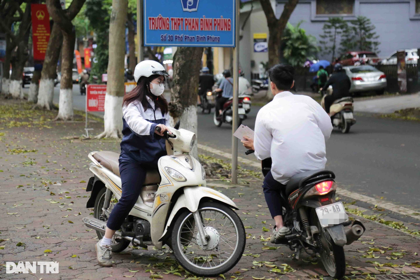 Nhiều nữ sinh Hà Nội vi phạm luật giao thông bị CSGT xử phạt - 4
