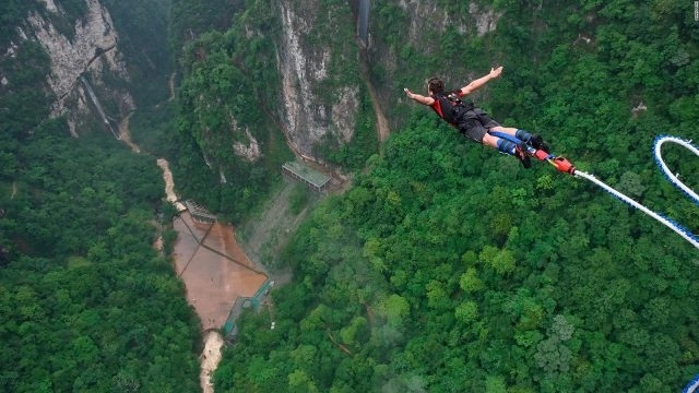 Nhảy Bungee - một trò chơi cảm giác mạnh tại khu du lịch Rồng Mây.