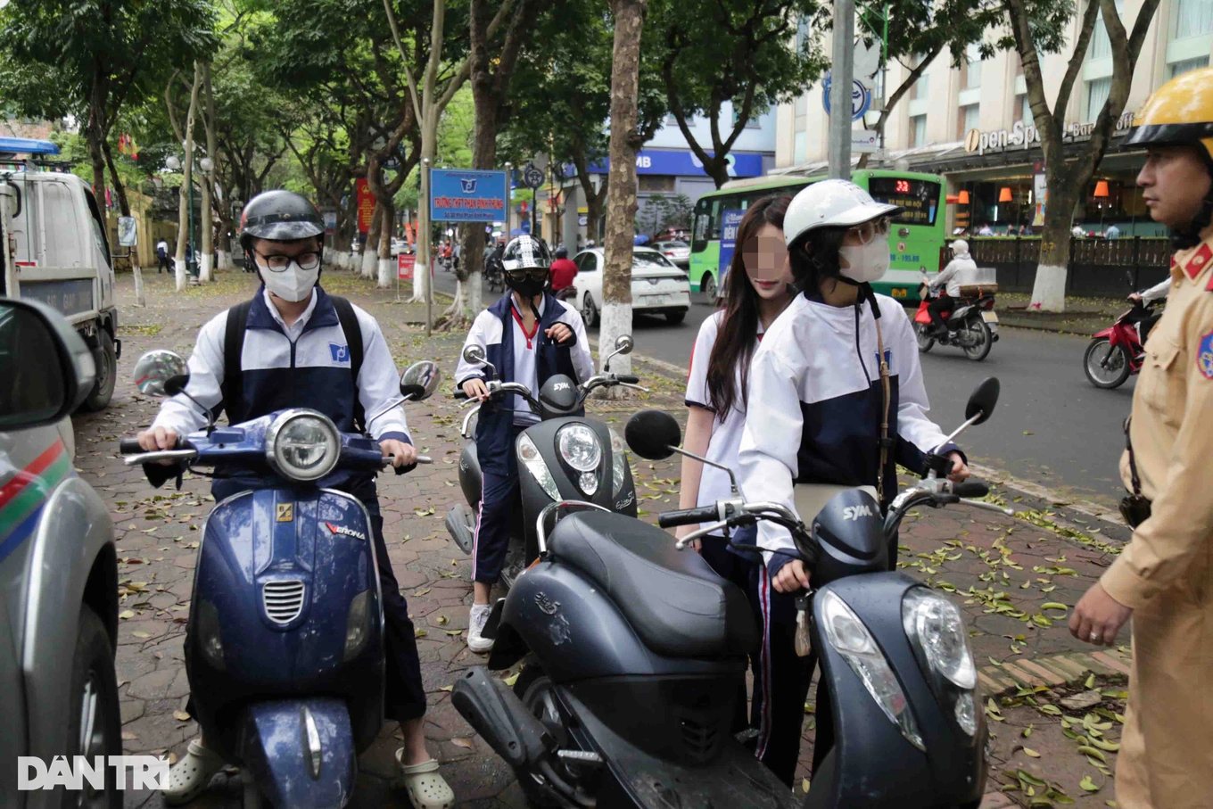 Nhiều nữ sinh Hà Nội vi phạm luật giao thông bị CSGT xử phạt - 2