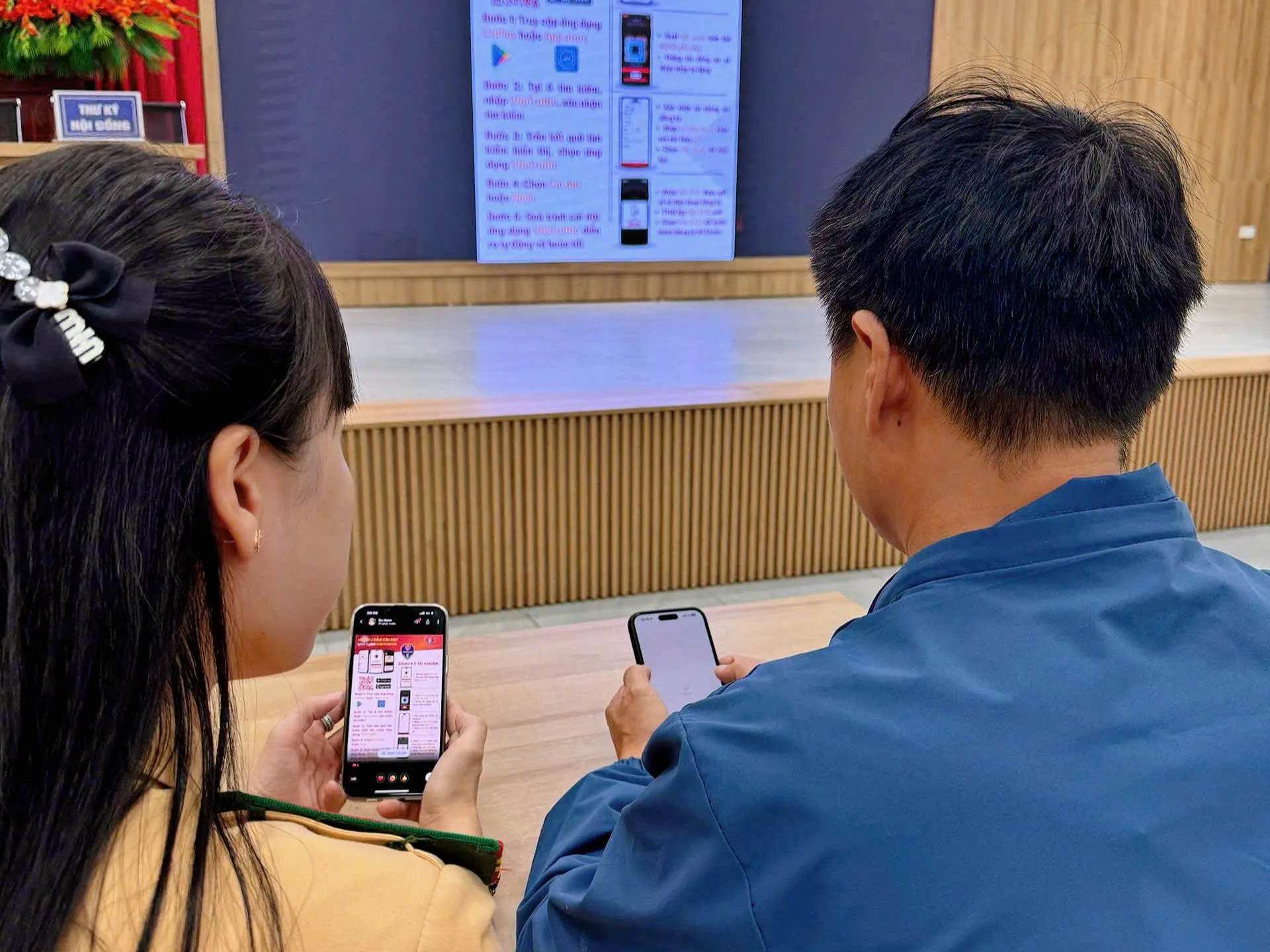 Ứng dụng VNeTraffic chạy trên trên điện thoại thông minh chạy hệ điều hành Android hoặc iOS.