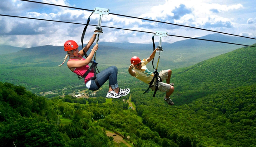 Trượt Zipline - trò chơi cảm giác mạnh tại khu du lịch Rồng Mây.