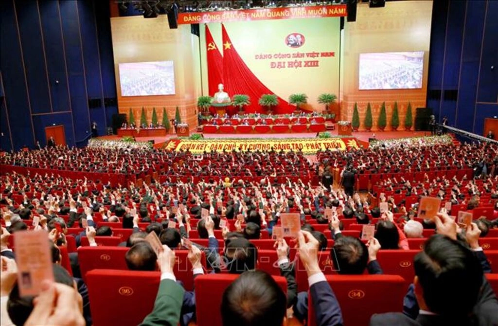 Các đại biểu biểu quyết, thông qua Nghị quyết Đại hội XIII của Đảng. Ảnh: TTXVN