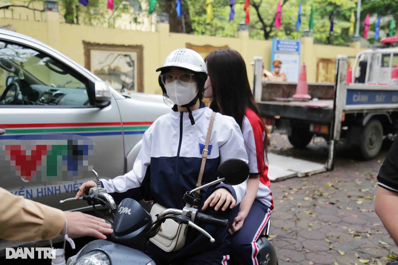 Nhiều nữ sinh Hà Nội vi phạm luật giao thông bị CSGT xử phạt - 1