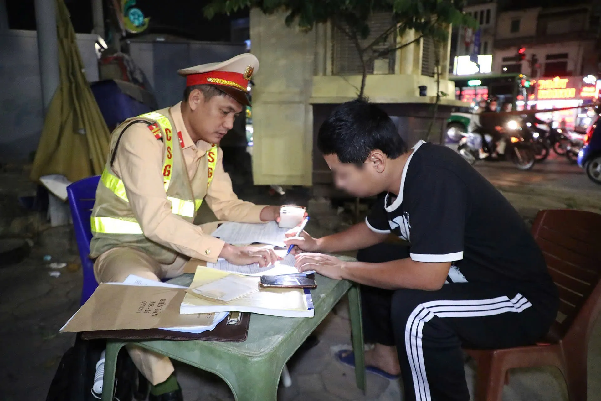 Tổ công tác đã lập biên bản xử phạt tài xế 3 triệu đồng đối với hành vi điều khiển phương tiện làm rơi vãi chất thải, bùn đất hoặc vật liệu xây dựng ra đường.