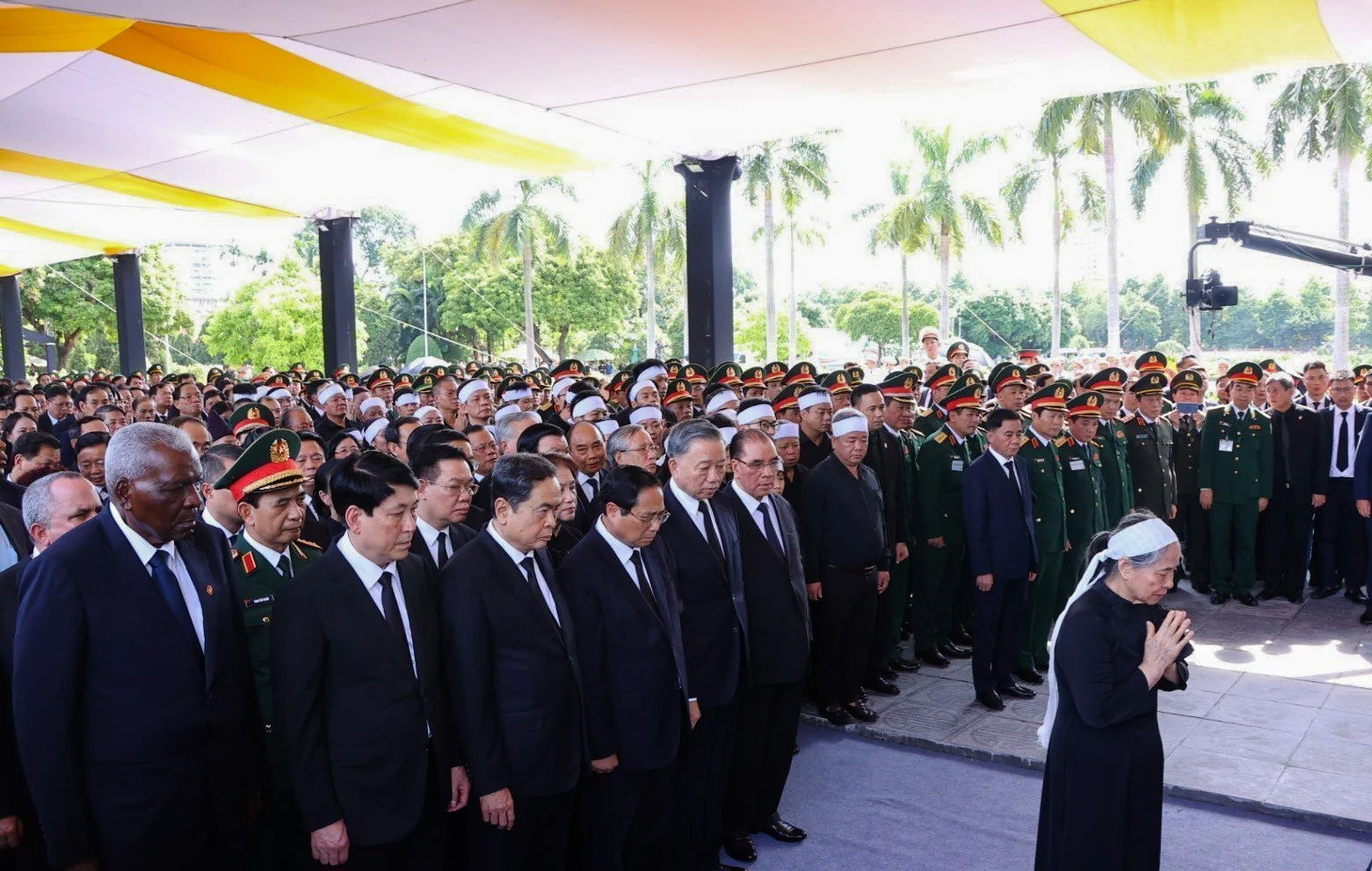 Phu nhân Ngô Thị Mận cùng gia đình, lãnh đạo Đảng, Nhà nước, bạn bè quốc tế tiễn đưa Tổng Bí thư về với đất mẹ, tại nghĩa trang Mai Dịch. Ảnh: TTXVN