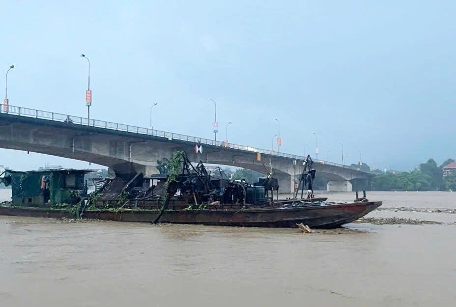 Tàu hút từ Trung Quốc trôi dạt sang Việt Nam (Ảnh: Sở GTVT Lào Cai).