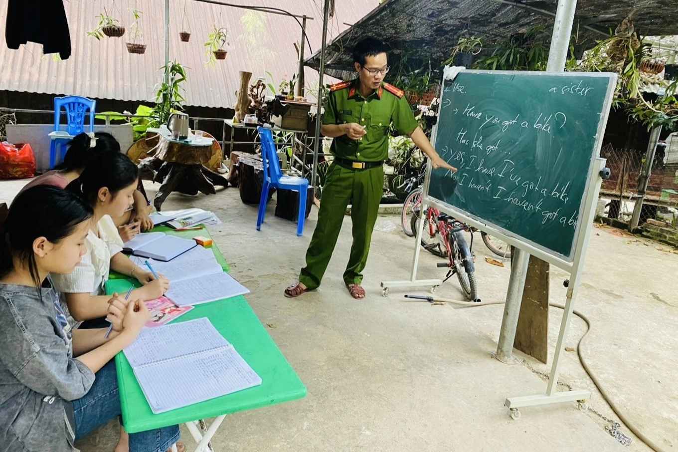 Lớp học đơn sơ của vị Đại úy công an xã vùng cao biên giới (Ảnh: Dương Đinh).