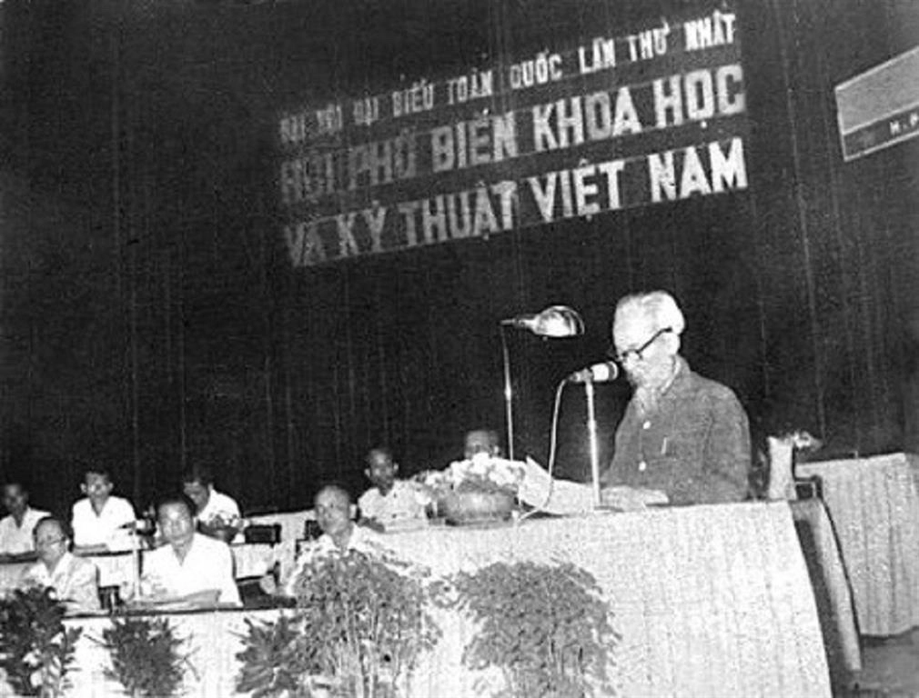 Chủ tịch Hồ Chí Minh phát biểu tại Đại hội Đại biểu Hội Phổ biến khoa học và kỹ thuật Việt Nam toàn quốc lần thứ nhất.