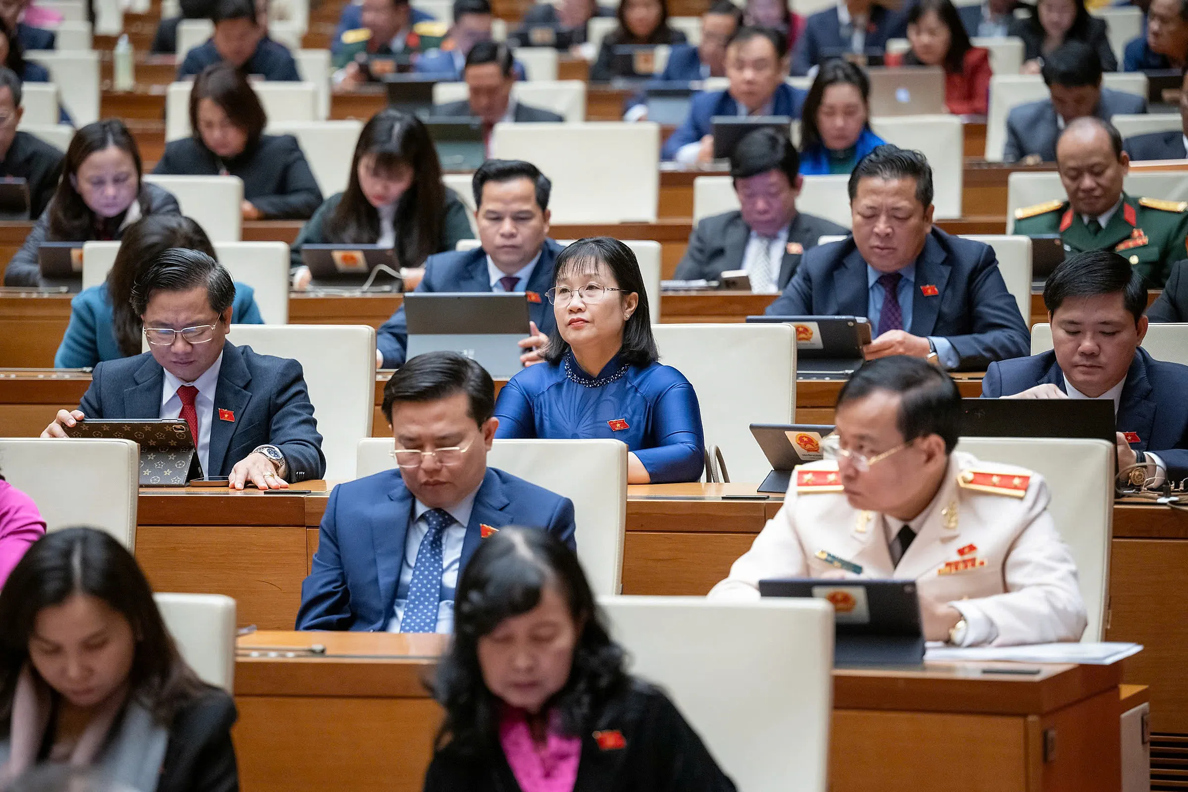 Các đại biểu Quốc hội bấm nút thông qua Luật Tổ chức chính quyền địa phương. Ảnh: Media Quốc hội