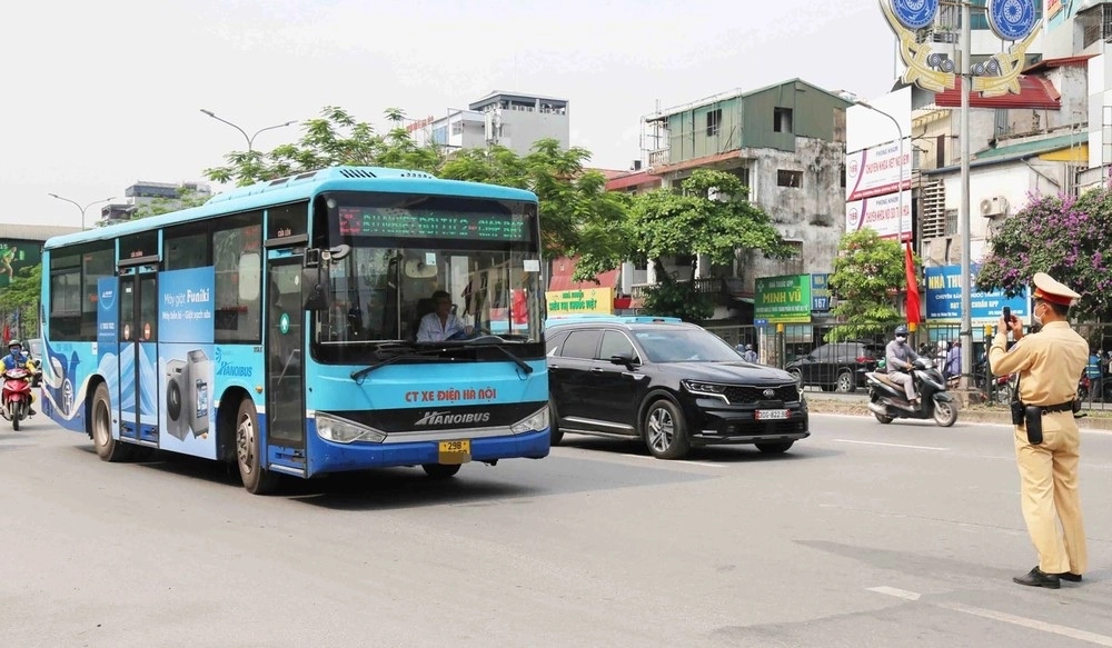 CSGT dừng kiểm tra xe buýt hoạt động trên đường Hà Nội, Ảnh: Trần Thanh.