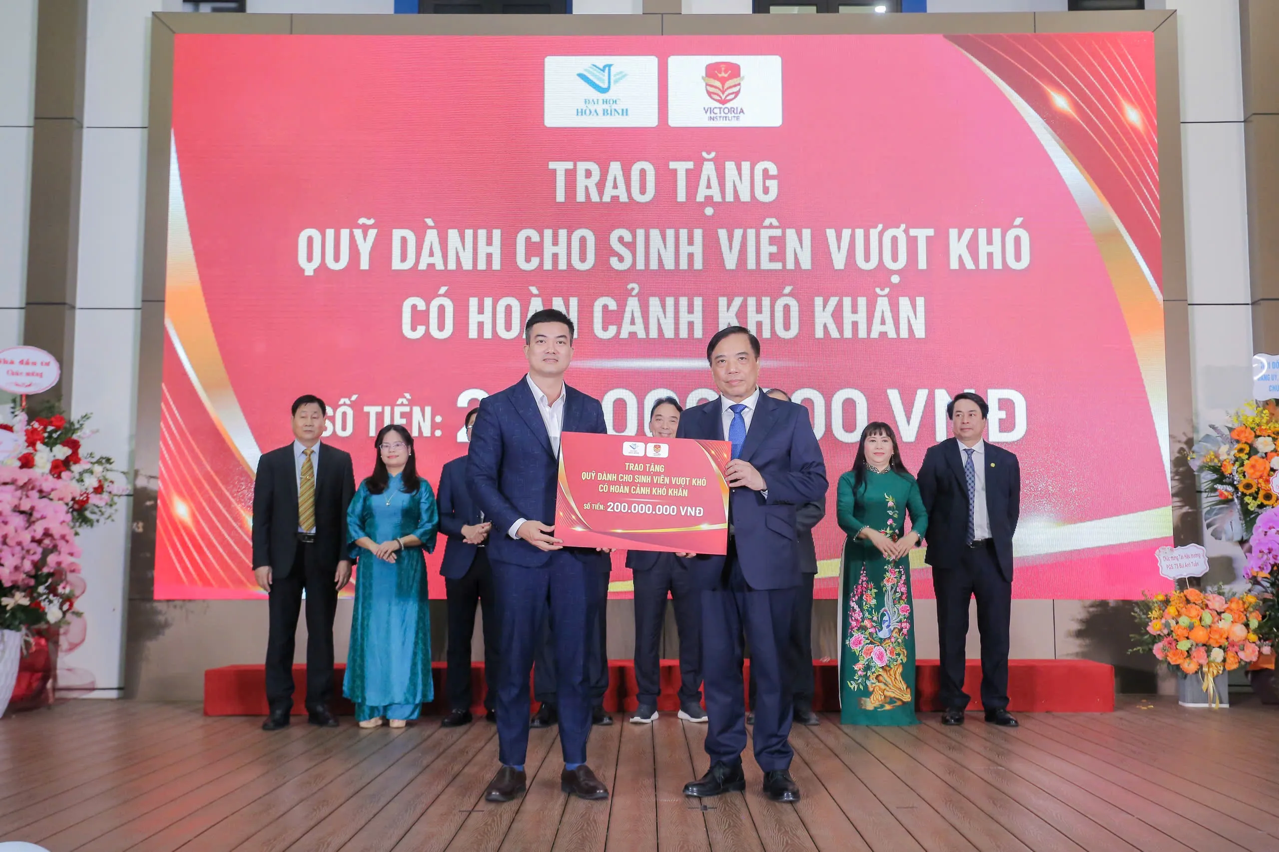 Các đối tác trao tặng Quỹ học bổng cho sinh viên Trường Đại học Hòa Bình.