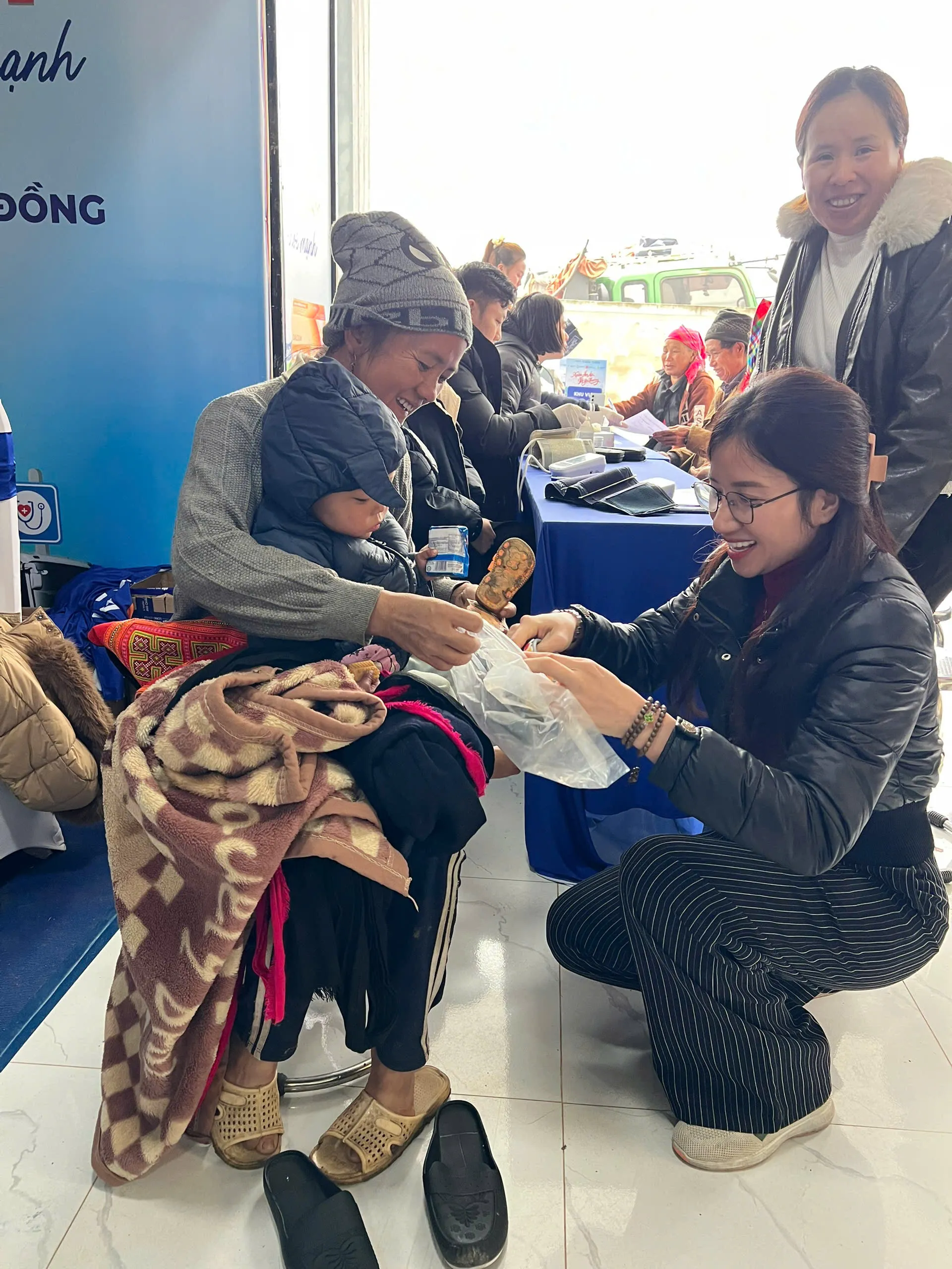 Chương trình tổ chức thăm khám và phát thuốc miễn phí cho bà con.