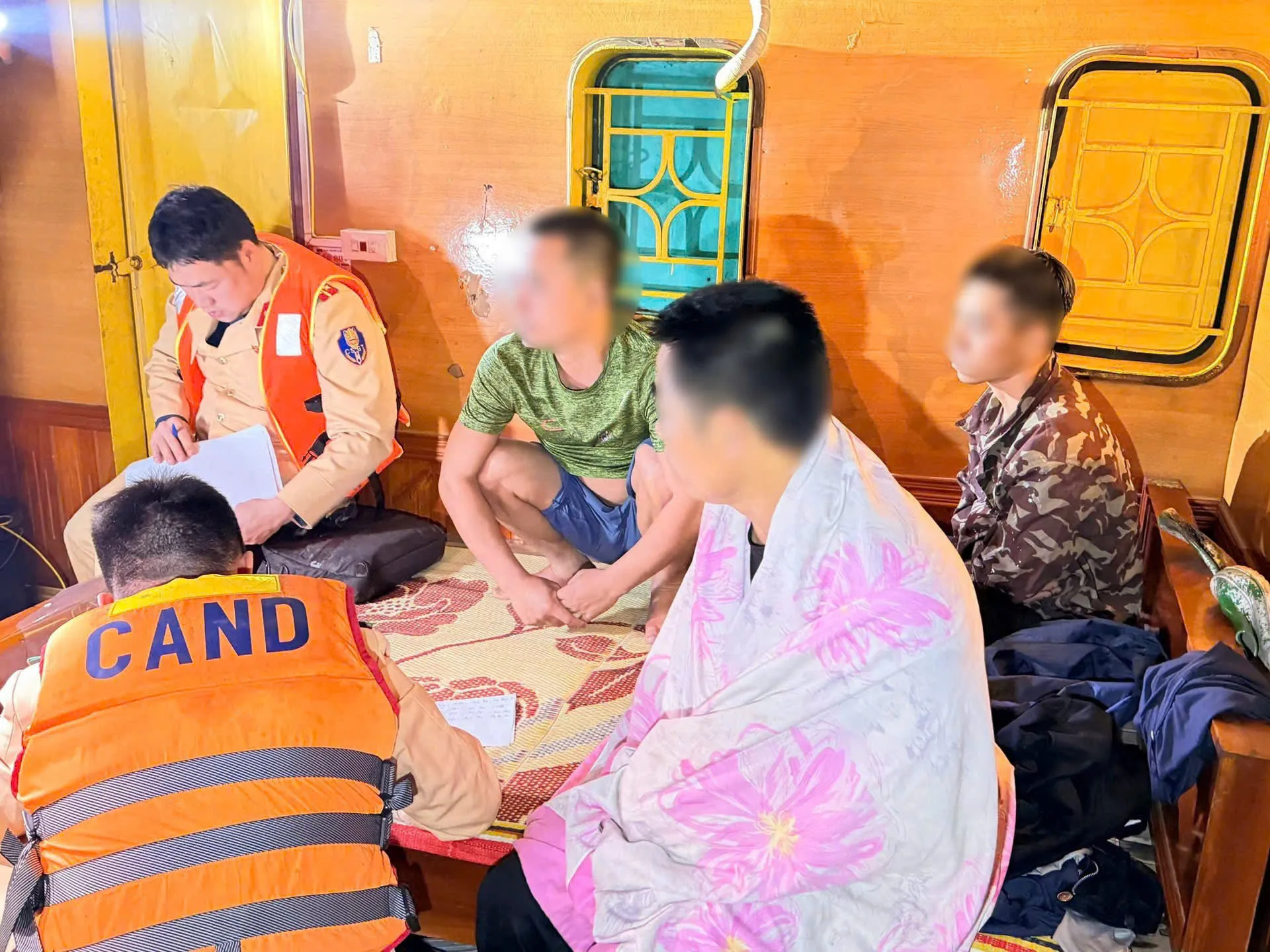 Lực lượng chức năng làm việc với những người liên quan. Ảnh: Cục CSGT