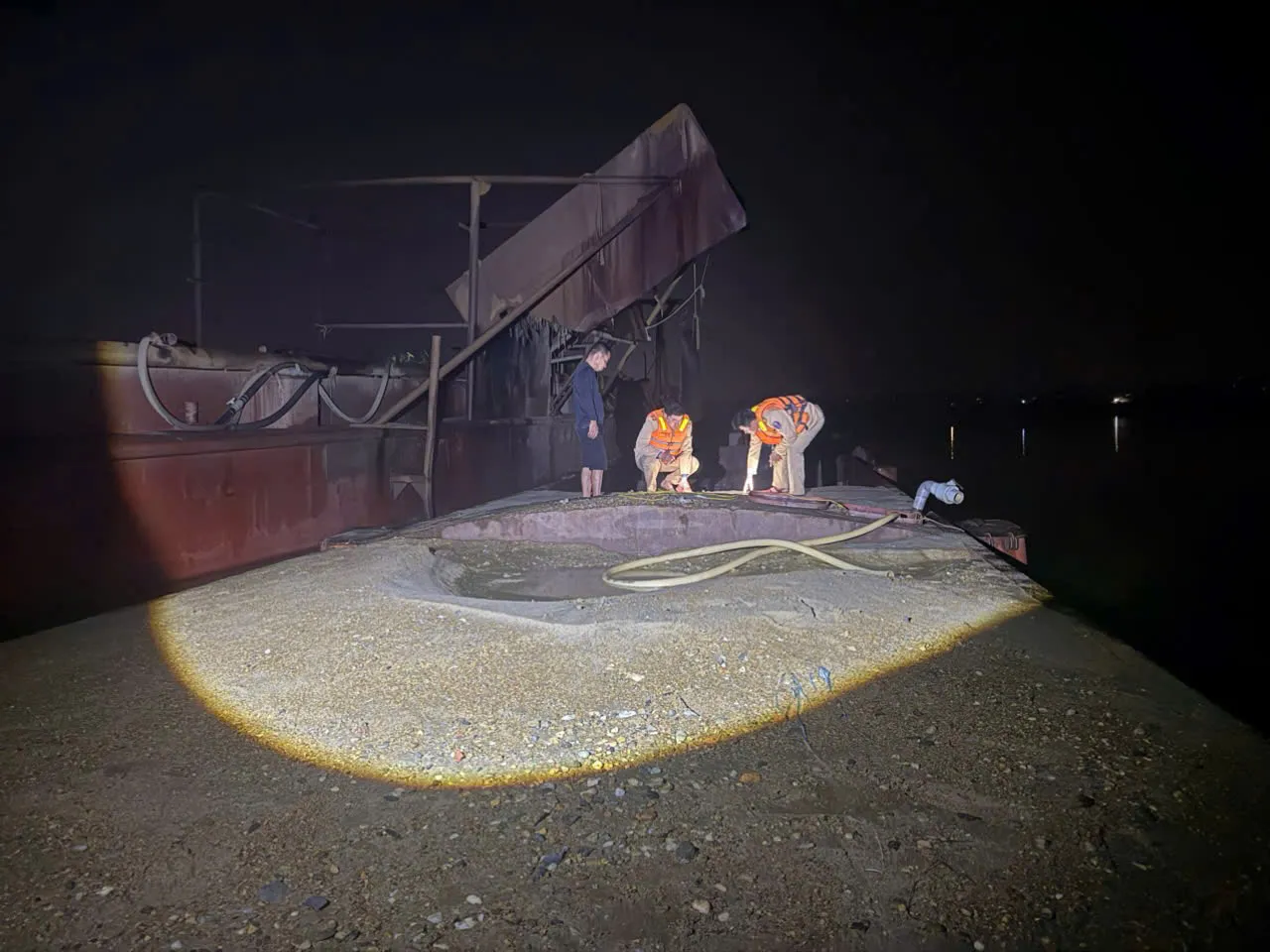 Thời điểm kiểm tra trên khoang hàng có khoảng 170m³ cát. Ảnh: Cục CSGT