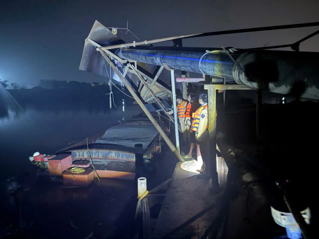 Các phương tiện khai thác cát trái phép bị lực lượng chức năng phát hiện rạng sáng 27/2.