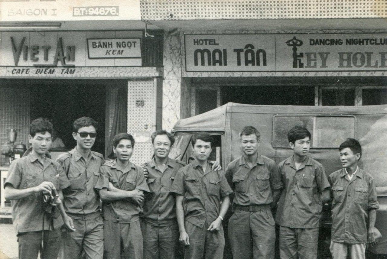 Nhà quay phim Nguyễn Hữu Tuấn (bìa trái), đạo diễn Vương Khánh Luông (thứ hai từ phải qua) cùng các nghệ sĩ từ Bắc vào hội ngộ với cánh làm phim truyện phía Nam - Ảnh tư liệu