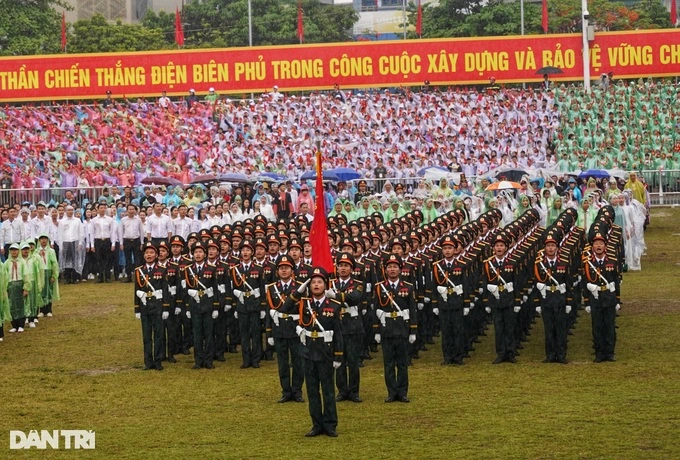 Lễ chào cờ trên sân vận động Điện Biên (Ảnh: Ngọc Tân).