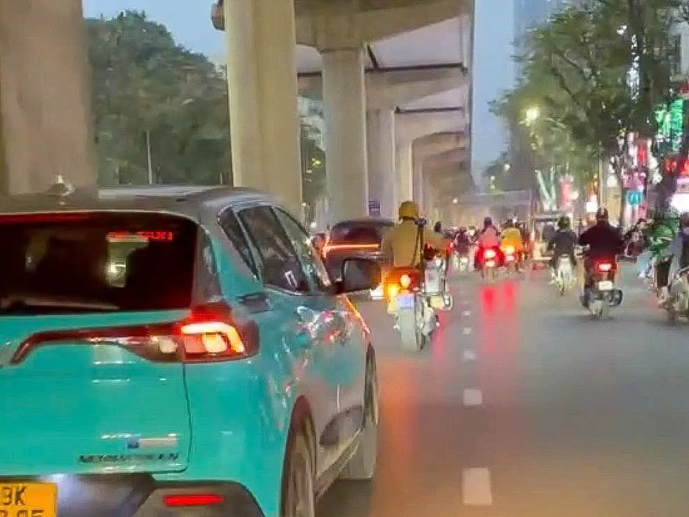 CSGT mở đường cho xe chở cháu nhỏ đến bệnh viện cấp cứu trong giờ cao điểm. Ảnh: Cục CSGT