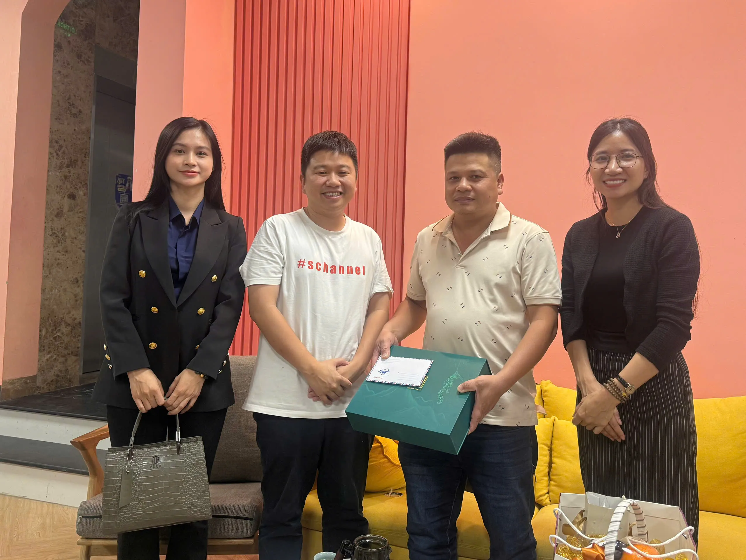 Đại diện Schannel gửi phần quà nhỏ tới gia đình Lê Thị Hằng.
