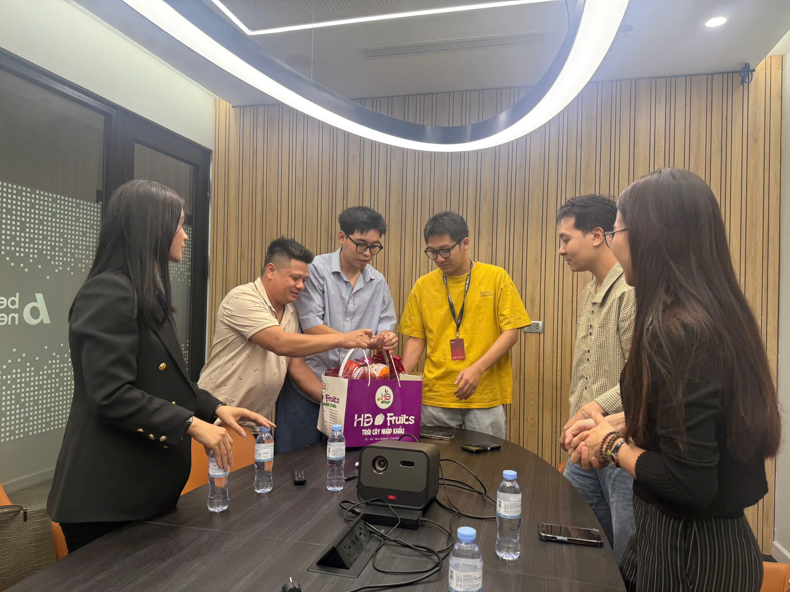 Gia đình Lê Thị Hằng cùng đại diện Viện KH-CS&PL gửi lời cảm ơn tới hệ thống Beat Network.