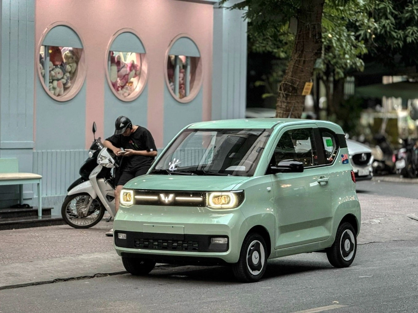 Wuling Mini EV chạy thử nghiệm trên đường phố. Ảnh: TMT Motors