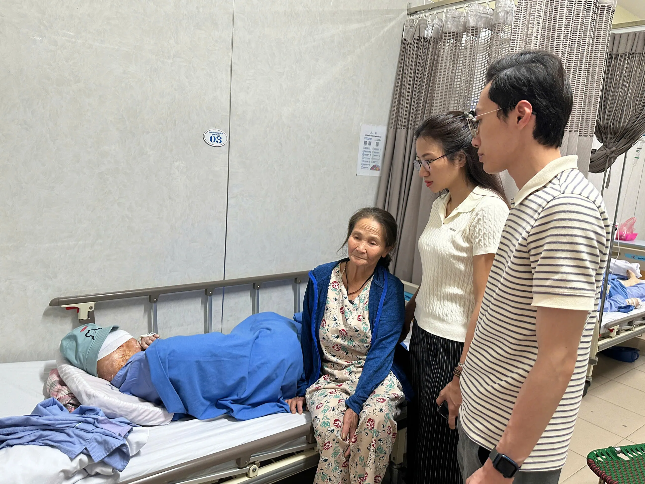 Đại diện Viện Khoa học Chính sách và Pháp luật, Đặc san KH Chính sách Pháp luật thăm hỏi em Lê Thị Hằng và gia đình tại Bệnh viện Đại học Y Hà Nội ngày 14/3/2026.