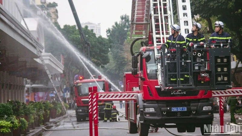 Lực lượng cảnh sát phòng cháy chữa cháy diễn tập chữa cháy tại Trung tâm thương mại Tràng Tiền. (Ảnh: DUY LINH)