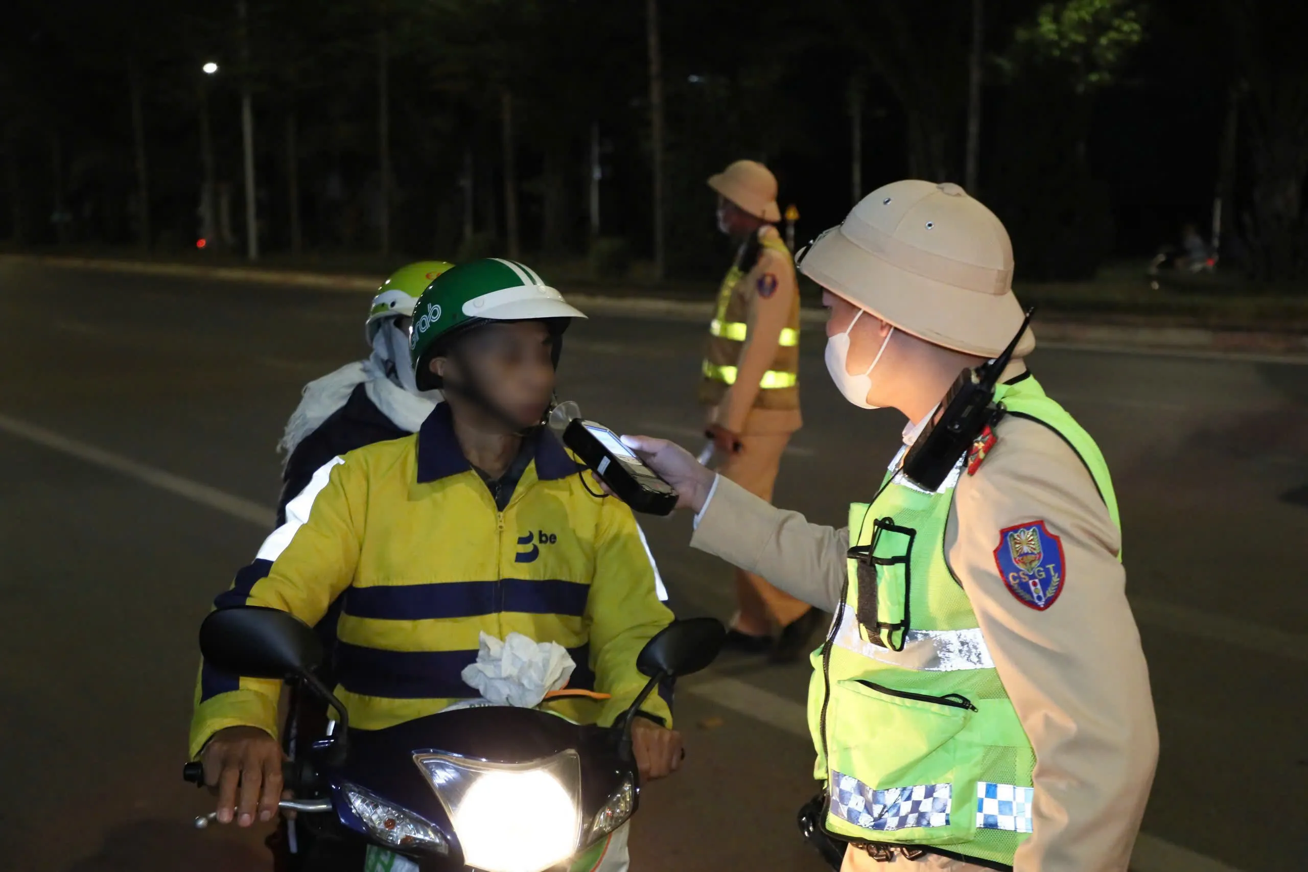 CSGT kiểm soát nồng độ cồn trên tất cả các tuyến giao thông.