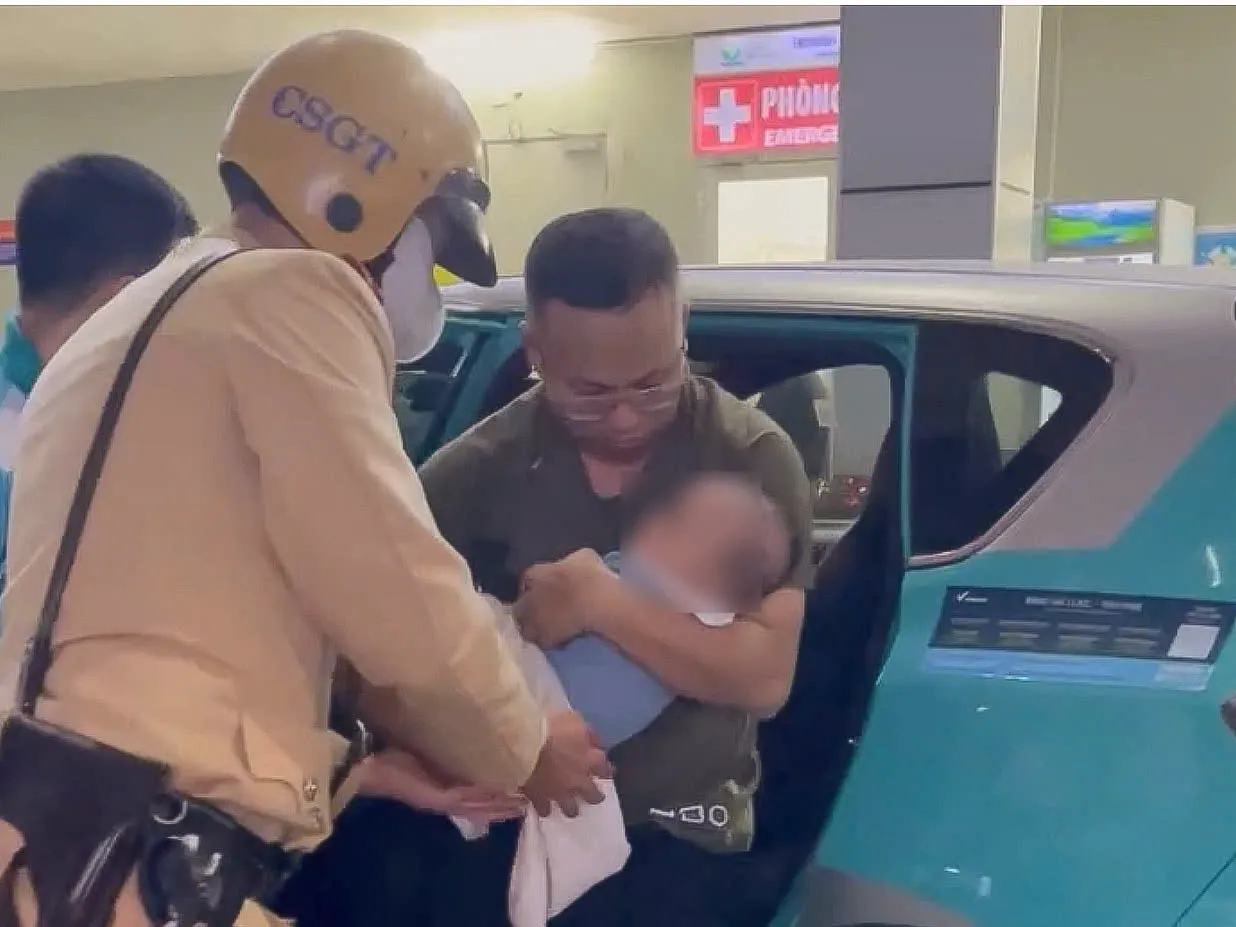 Tổ công tác hỗ trợ gia đình đưa cháu vào Khoa Cấp cứu - Bệnh viện Nhi Trung ương. Ảnh: Cục CSGT