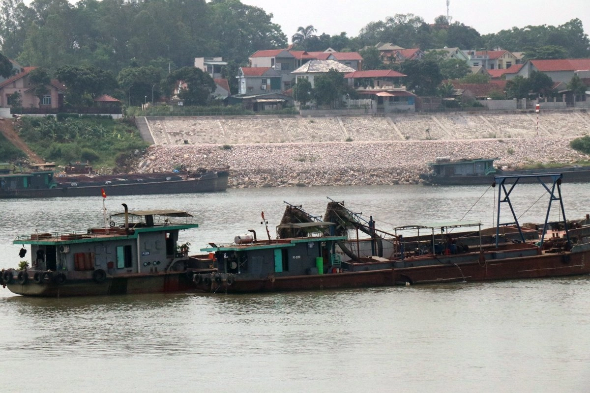 Tàu hút cát của Công ty TNHH Tiến Nga, đơn vị được cấp phép khai thác cát ở đối diện khu vực đang có sạt trượt đê kè và lún nứt nhà dân. Ảnh: Võ Hải