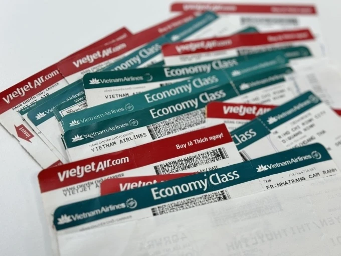 Các vé máy bay hạng phổ thông của Vietnam Airlines và Vietjet. Ảnh:Anh Tú