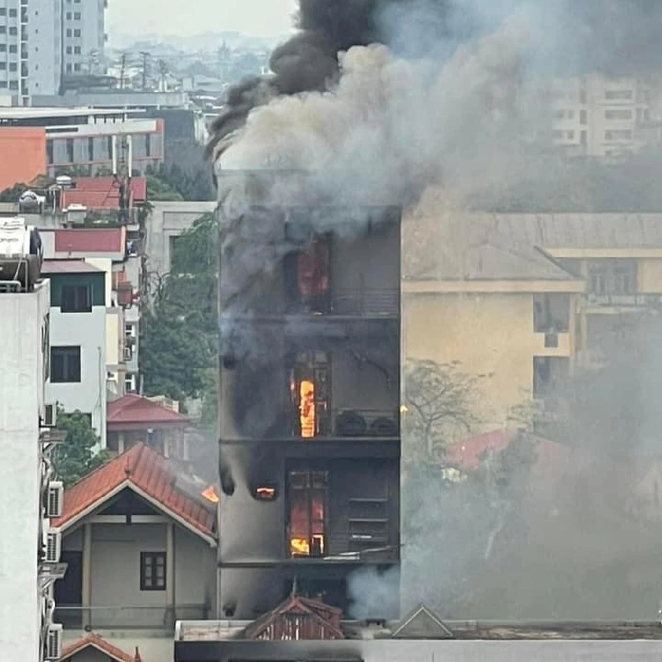 Một vụ cháy nhà cao tầng ở Hà Nội (Ảnh: Hoàng Tuấn).