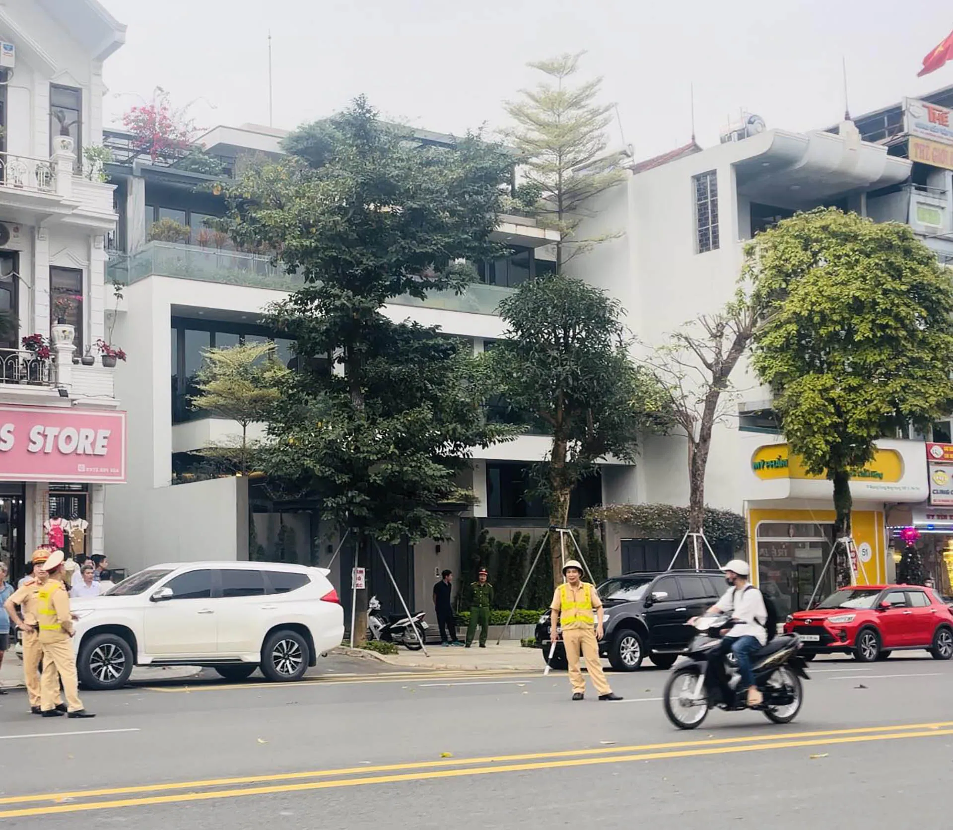 Cảnh sát giao thông làm nhiệm vụ điều tiết trên tuyến đường Quang Trung (phường Nông Trang, TP Việt Trì). Ảnh: T.Quân