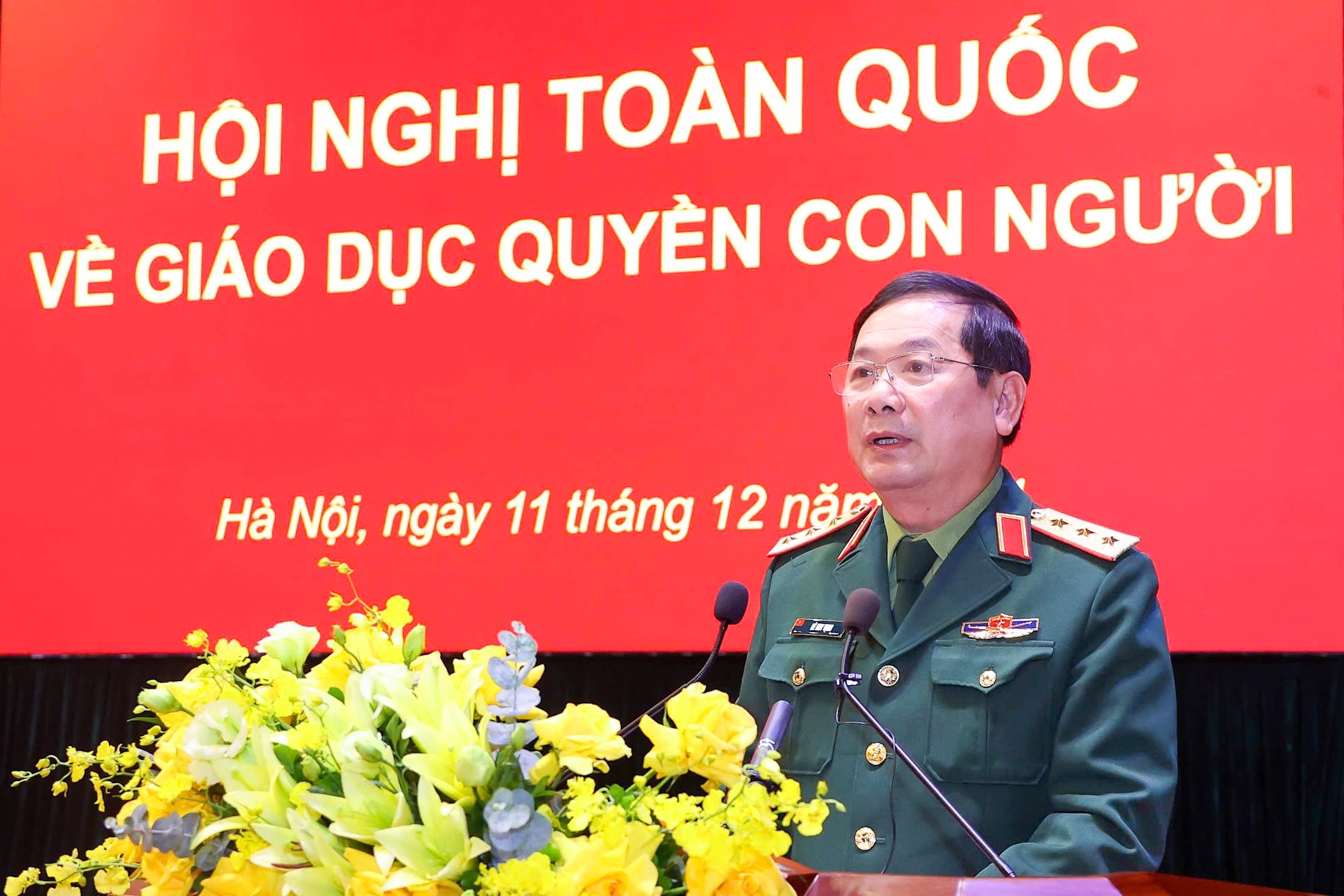 Thứ trưởng Bộ Quốc Phòng Lê Huy Vịnh trình bày tham luận tại Hội nghị - Ảnh: VGP/Nhật Bắc