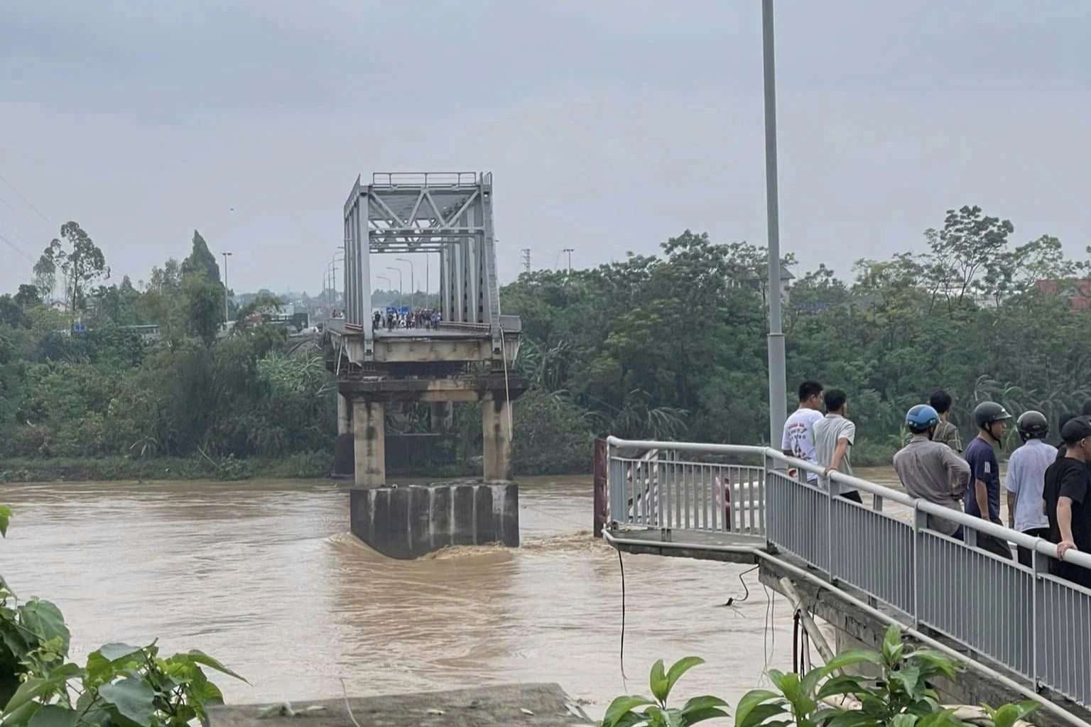 Cầu Phong Châu đứt gãy hoàn toàn (Ảnh: Ngọc Nguyễn)