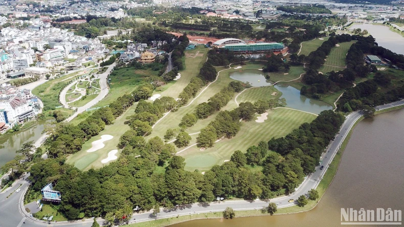 Sân golf Đồi Cù Đà Lạt trước năm 2022 và tháng 6/2024.