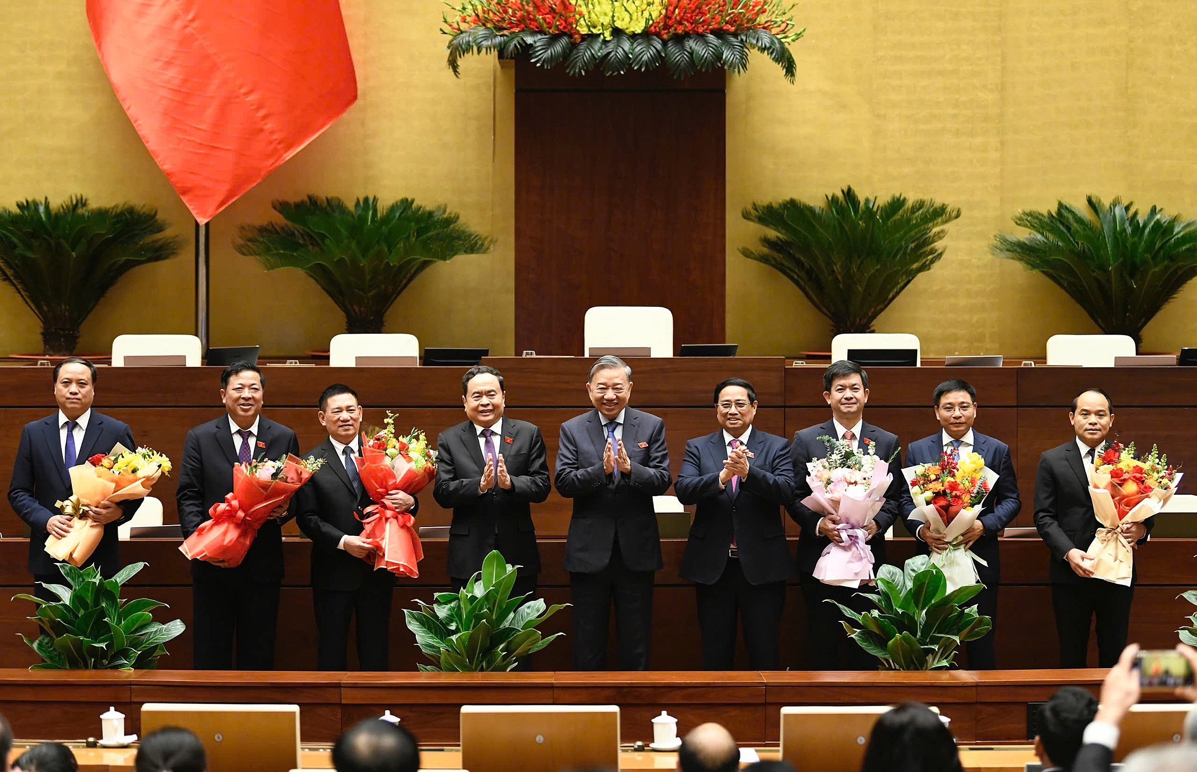 Tổng Bí thư Tô Lâm, Thủ tướng Phạm Minh Chính, Chủ tịch Quốc hội Trần Thanh Mẫn tặng hoa chúc mừng các nhân sự được bầu, phê chuẩn, chiều 28/11. Ảnh: Phạm Thắng