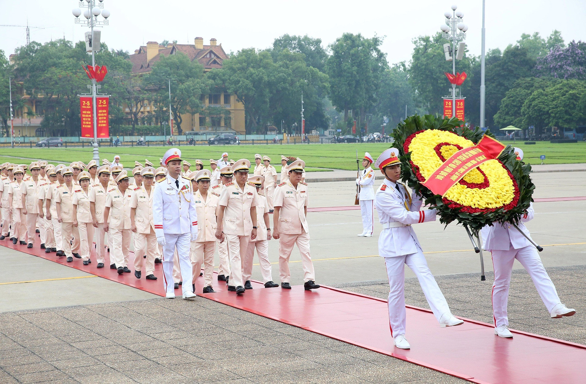 Đoàn đại biểu Đảng ủy Công an Trung ương, Bộ Công an vào Lăng viếng Chủ tịch Hồ Chí Minh.