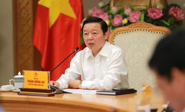 Phó Thủ tướng Trần Hồng Hà nhấn mạnh phát triển điện mặt trời áp mái là nhiệm vụ cấp bách. Ảnh: VGP.