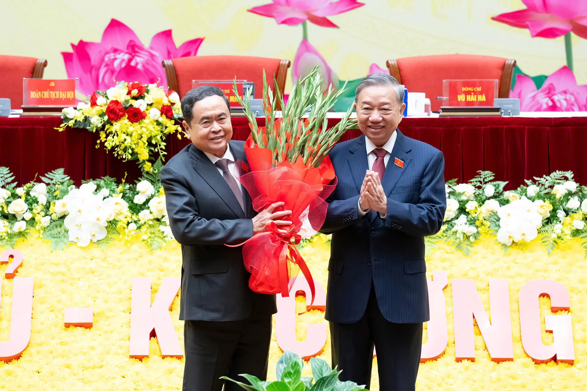Tổng Bí thư Tô Lâm tặng hoa chúc mừng Đại hội. Ảnh: Quốc hội