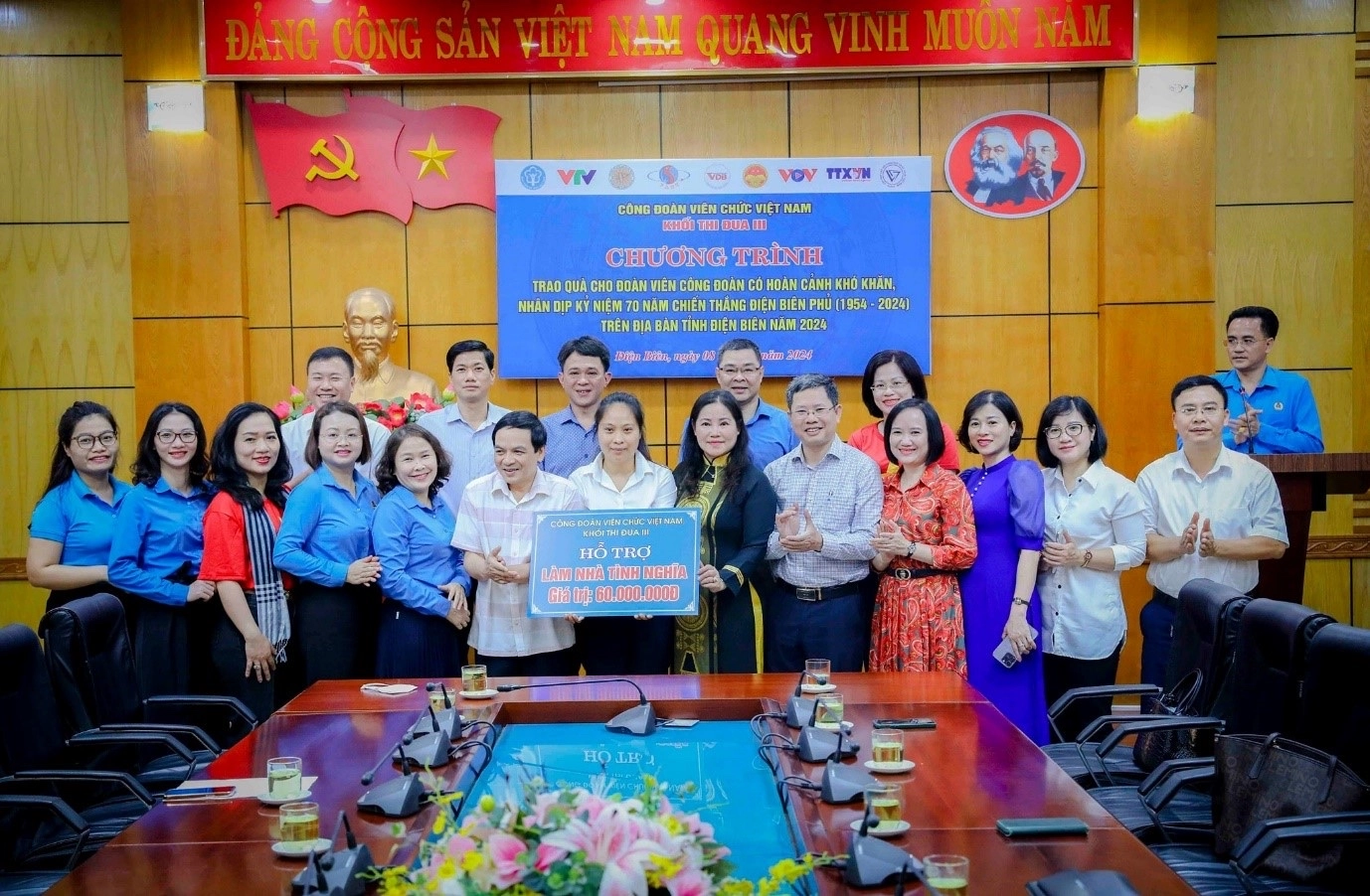Trao tượng trưng số tiền hỗ trợ cho đoàn viên công đoàn Ngô Thị Thanh Thảo