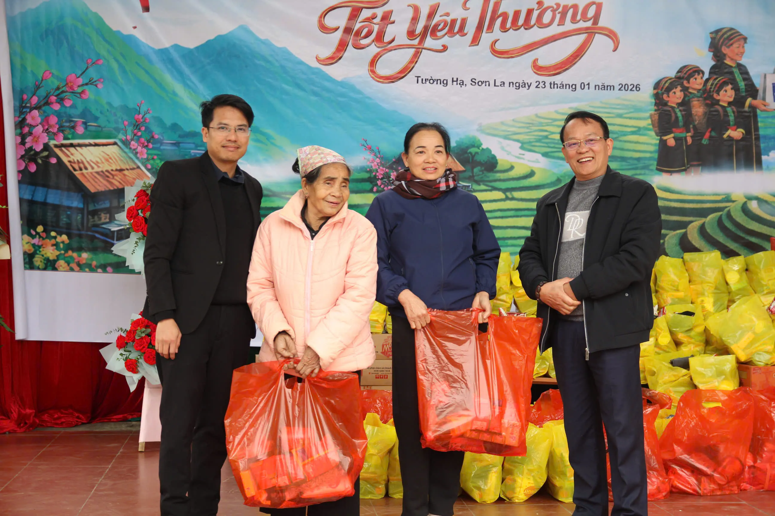 Ông Nguyễn Đức Dũng - Phó Viện trưởng Viện Chiến lược và Chính sách Dân tộc và Tôn giáo, Bộ Nội vụ (ngoài cùng bên phải) và ông Doãn Hồng Dương - Phó Viện trưởng Viện Khoa học Chính sách và Pháp luật, Tổng phụ trách ĐS KH Chính sách Pháp luật (ngoài cùng bên trái) trao các phần quà tết cho bà con tại xã Tường Hạ.