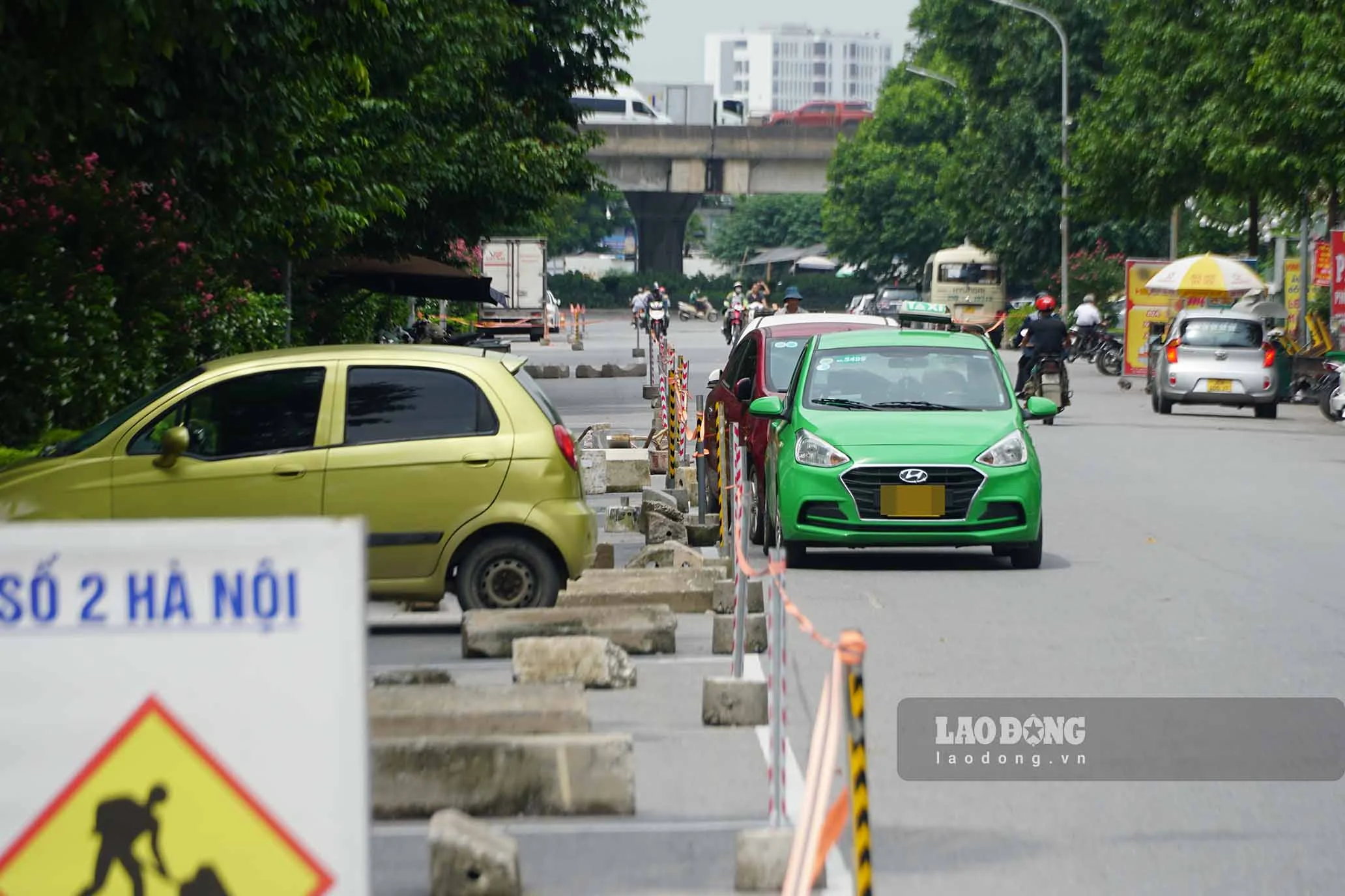 Công ty Đầu tư Xây dựng số 2 Hà Nội rầm rộ rào chắn, ngăn đường để làm bãi xe tạm.