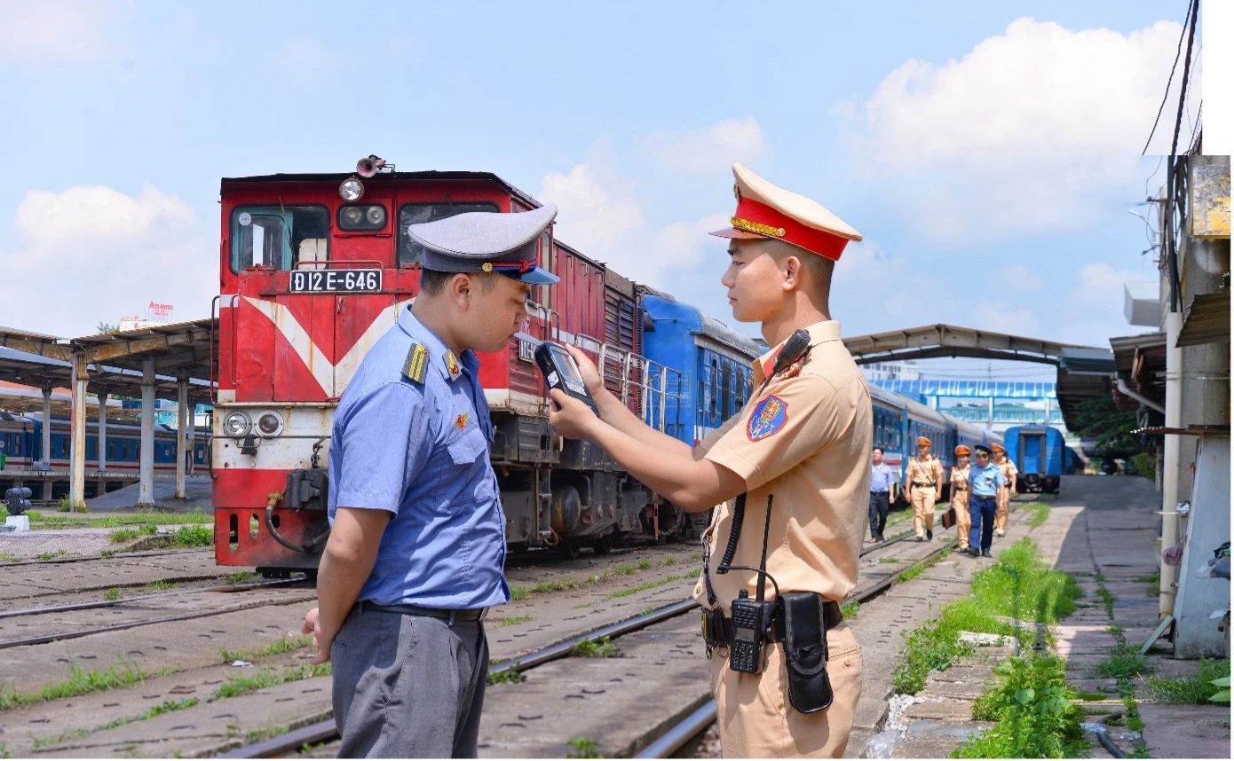 Lực lượng Cảnh sát giao thông duy trì bảo đảm TTATGT đường sắt.