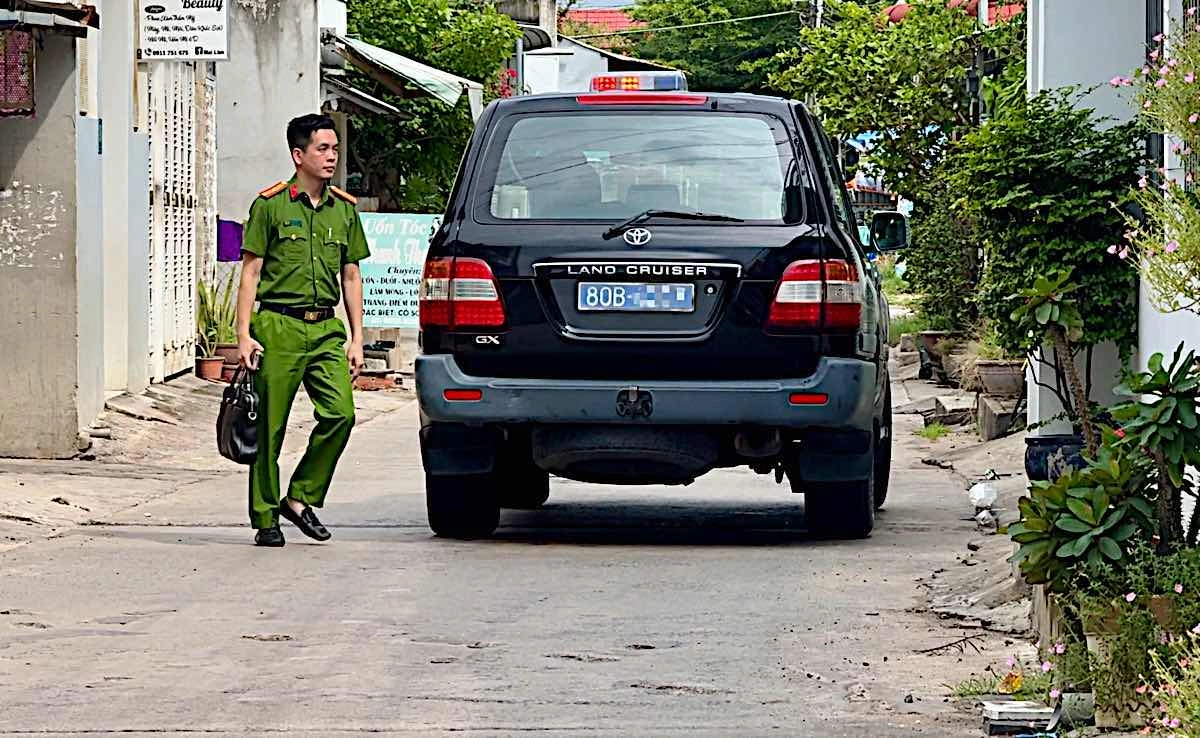 Tổ công tác có mặt trên đường Gò Tranh, Phan Thiết và đi vào nhà ông Lê Quang Vinh. Ảnh: Phan Thành